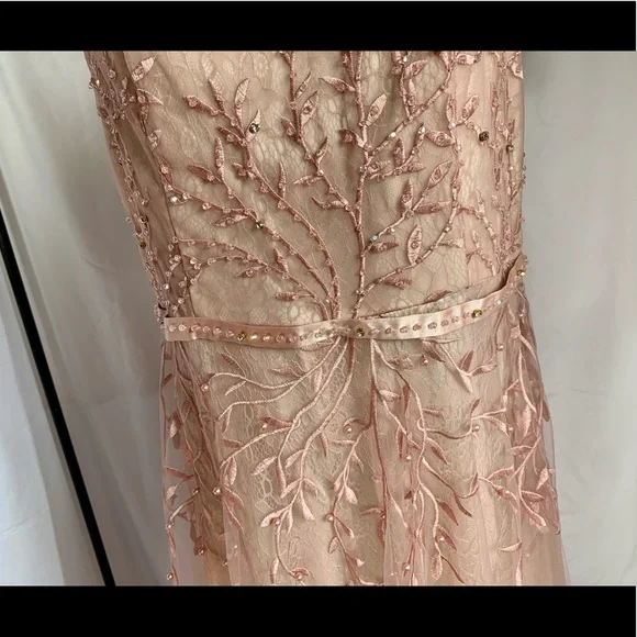 Elegant floral embroidered night or special event dress - Picture 2 of 16